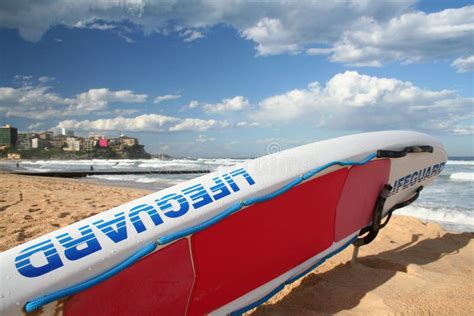 De Surfplank Van De Badmeester En Veilige Vlag Bij Strand Stock