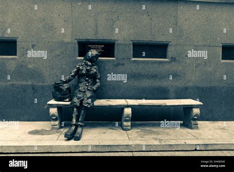 Eleanor Rigby statue Stanley street Liverpool 2021 Stock Photo - Alamy