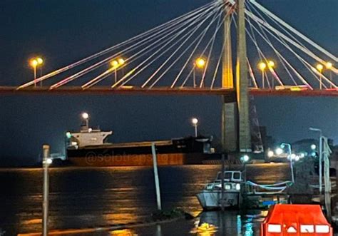 Un Barco Choc Contra El Puente Z Rate Brazo Largo