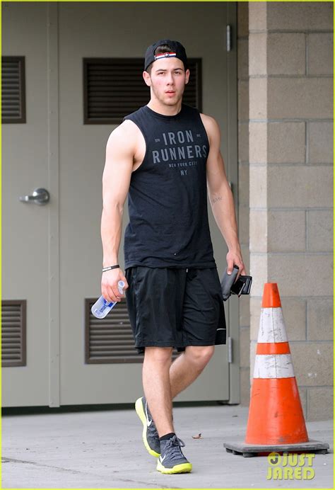 Nick Jonas Flashes His Big Biceps at the Gym!: Photo 3065785 | Nick ...