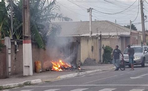 Homem Ateia Fogo Na Cal Ada De Casa E Causa Revolta Nos Vizinhos Em