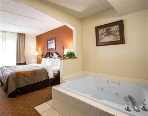 7 Greenville Hotels With Hot Tub In Room or Whirlpool Suites