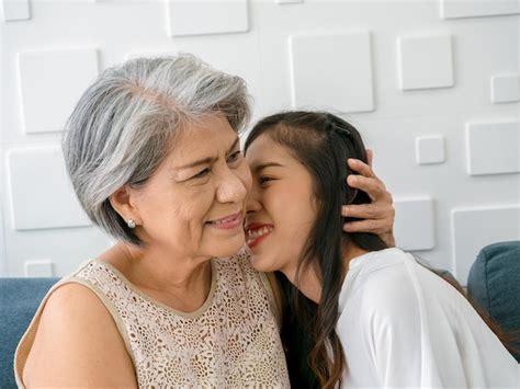 Cierra El Cabello Blanco De La Feliz Madre Asi Tica Mayor Abrazando A