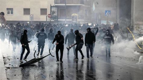 Batalla Campal Entre Ultras De La Lazio Y La Policía Antes De La Final