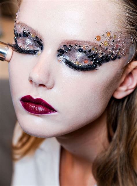 Le maquillage avec rouge à lèvre rouge pour les fêtes de fin d année