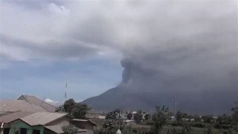 Gunung Sinabung Kembali Erupsi Tremor Terus Menerus Dan Muntahkan Abu