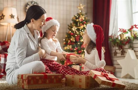 Madre E Hijas En La Navidad Fotos De Stock Fotos Libres De