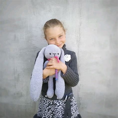 Вязаный серый зайчик с длинными ушами из плюшевой пряжи в интернет ...