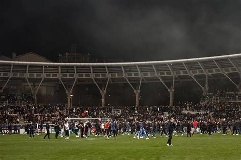 Ultras Invaden El Terreno De Juego En El París Fc Lyon