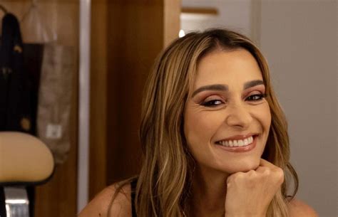 Mônica Martelli posa de camisa e lingerie Filminho em casa Vogue celebridade