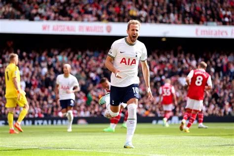 Arsenal Fans Can T Wait To Dump Harry Kane Out And Kill His Trophy