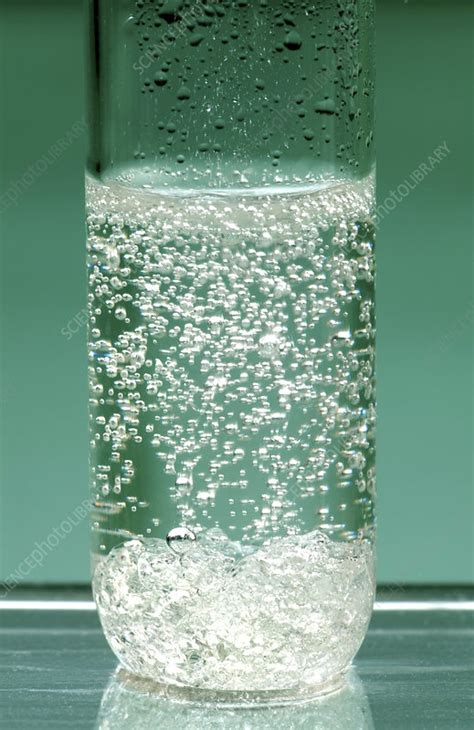 Reaction of sodium carbonate in acid - Stock Image - A500/0758 ...