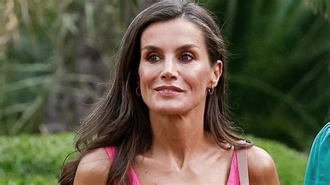 Letizia Confirma Su Pasi N Por El Rosa Y Cae Rendida Ante El Zapato De