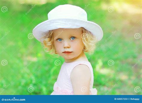 Portrait Du Petit Enfant Boucl De Fille Utilisant Un Chapeau Blanc