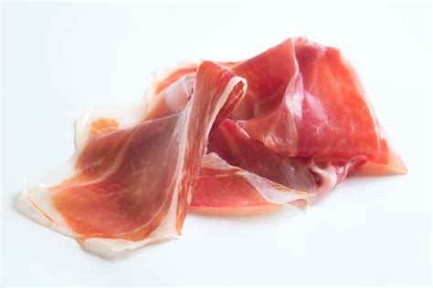 Jamón serrano en fondo blanco Foto Premium