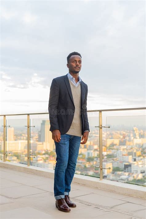 Retrato De Largo Alcance De Un Hermoso Hombre De Negocios Africano