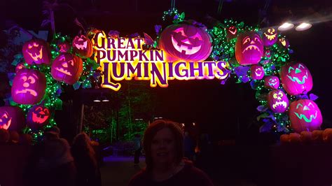 HALLOWEEN AT DOLLYWOOD PlCTURES.