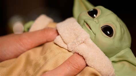 Unboxing Hasbro's The Child "Baby Yoda" Animatronic Edition | Geek Culture