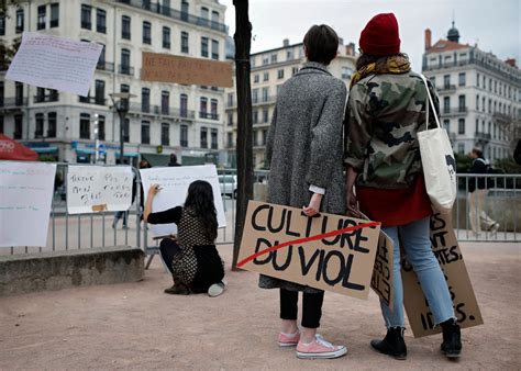 Street Harassment In France Lawmakers Introduce Fines For Catcalling