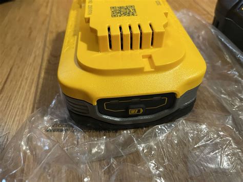 Dewalt Dcbp520c Powerstack 20v Max 5 Ah Li Ion Battery And Charger Kit 6amp New Ebay