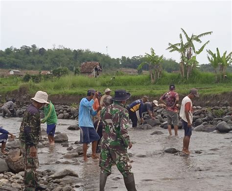 Cegah Banjir Babinsa Kerahkan Warga Karya Bakti Perbaiki Irigasi