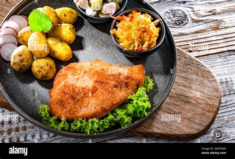 Côtelettes panées de porc enrobées de chapelure avec pommes de terre et