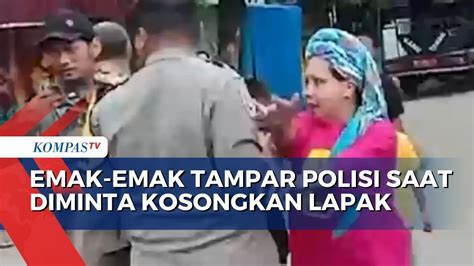 Emak Emak Di Makassar Tampar Polisi Saat Diminta Kosongkan Lapak YouTube