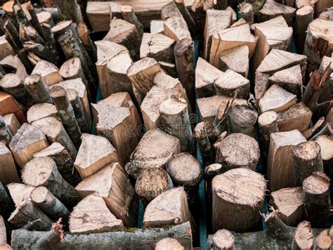 Fundo De Lenha Seca Cortada Empilhada Para O Forno Foto De Stock