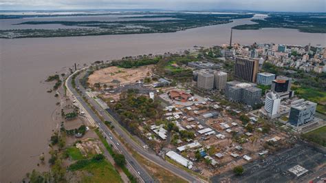 Imagens aéreas mostram a enchente do Guaíba em Porto Alegre