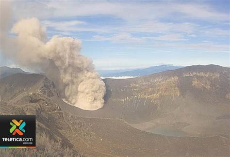 Tras cinco días de relativa calma el volcán Turrialba lanzó ceniza este