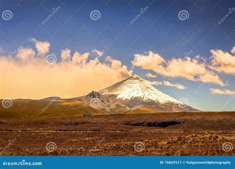 Ash Clouds Above Cotopaxi Volcano Stockbild Bild Von Gef Hrlich