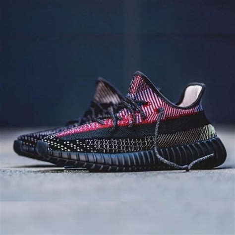 12月20日発売adidasイージー ブースト 350 V2 YECHEILブロックでカラーを変えたこれまでとは一線を画す新色に注目