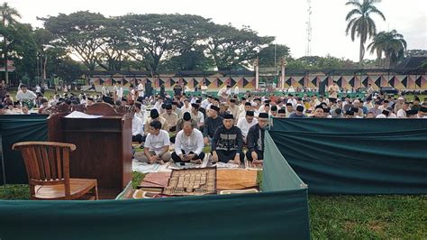 Pj Bupati Tanggamus Mulyadi Irsan Salat Idul Fitri Bersama Masyarakat