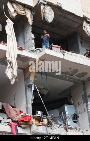 Des Palestiniens Marchent Travers Des D Bris Et Des Destructions