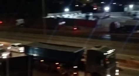 Vídeo Carreta tomba no Anel Rodoviário e atinge radar em BH Minas