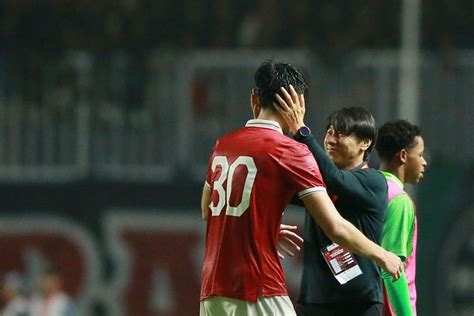 Fans Timnas Indonesia Tuntut Konflik Shin Tae Yong Dan Elkan Baggott