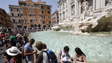 Roma Ancora Bagni Nella Fontana Di Trevi Multa Da 900 Euro Per Una