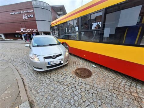 W samym centrum Kielc osobówka zderzyła się z miejskim autobusem