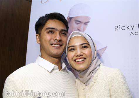 bahagianya ricky harun menanti kelahiran anak ketiga tabloidbintangcom
