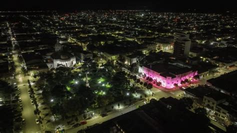 La Municipalidad se ilumina de rosa para concientizar sobre la vacunación