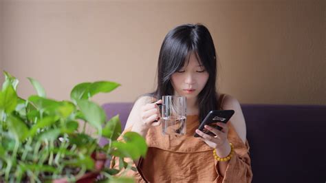 开朗的女人在户外打手机拿着手机的女孩感觉很幸福视频特效素材 千库网