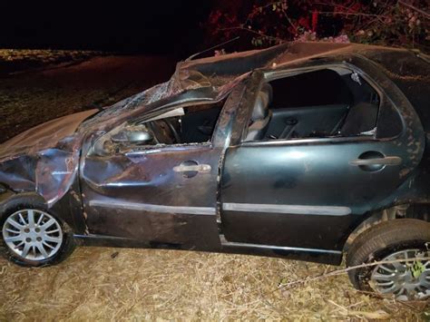 Motorista Cochila Ao Volante Carro Capota E Deixa Quatro Feridos Na Mg