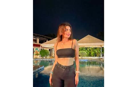 SMOKING HOT Alma Hussein Oozes Hotness In These Sultry Pictures