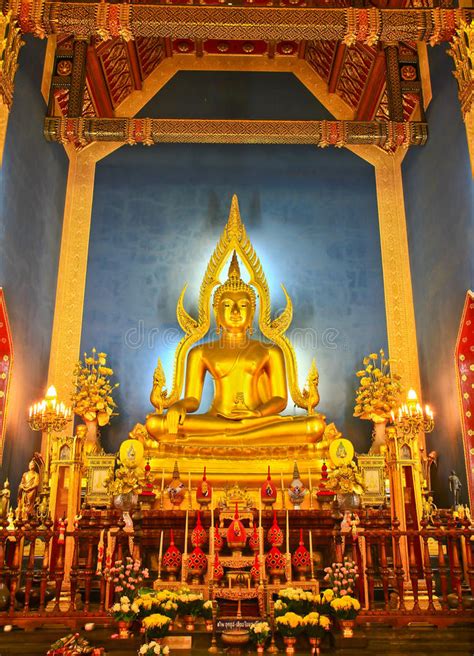 Statua Dorata Di Buddha Al Vetro Cattedrale Fotografia Stock Immagine