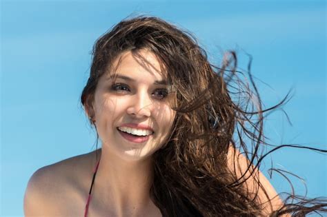 Retrato Sonriente De La Muchacha Latina Mexicana Del Pelo Negro Foto