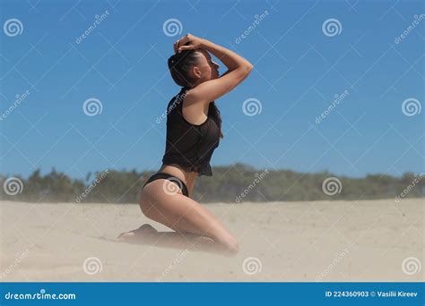 Mujer Elegante En Bikini En Playa De Arena Imagen De Archivo Imagen