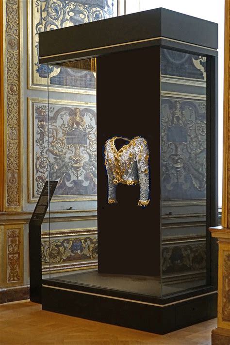 Yves Saint Laurent dans la galerie d Apollon musée du Louvre Paris