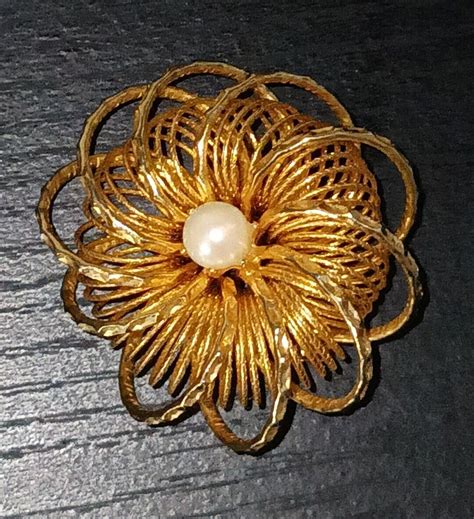 Spiral Burst Faux Pearl Gold Tone Vintage Brooch Pin Gem