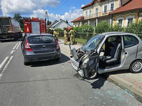 Wypadek Na Drodze Wojew Dzkiej Nr W Rad Owie Stra Acy Musieli