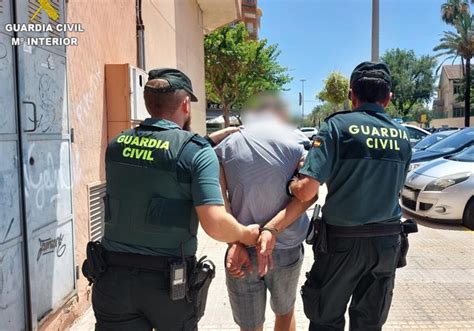 Un guardia civil fuera de servicio detiene a un hombre que agredía a su